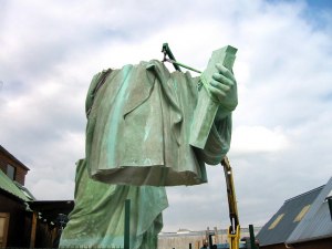 Mise en place de l&#039;ossature métallique de la statue de la Liberté de Colmar