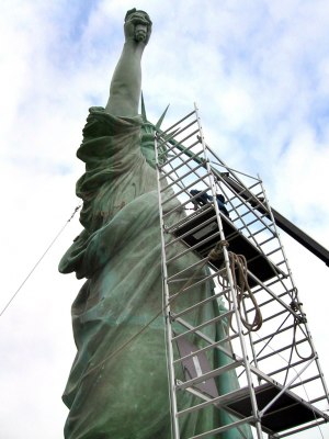 Mise en place de l&#039;ossature métallique de la statue de la Liberté de Colmar