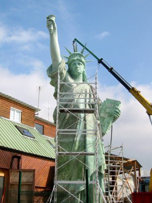 Mise en place de l&#039;ossature métallique de la statue de la Liberté de Colmar