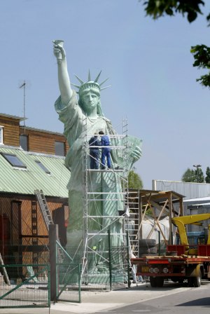 Mise en place de l&#039;ossature métallique de la statue de la Liberté de Colmar