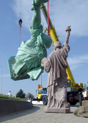 Mise en place de la statue de la Liberté de Colmar