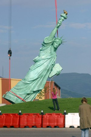 Mise en place de la statue de la Liberté de Colmar