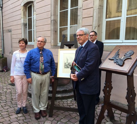 Vince Swift, Président du "Statue of Liberty Club" remet la gravure sur bois d'Auguste Lepère à Gilbert Meyer, Maire de Colmar